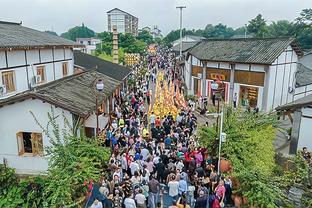 拜仁球迷拉横幅抗议格雷泽票价定太高，曼联球迷鼓掌：格雷泽滚蛋